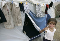 Девочка в у палатки беженском лагере в Гори. 9 сентября 2008 г.Фото: REUTERS/David Mdzinarishvili 