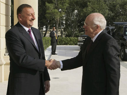 Президент Азербайджана Ильхам Алиев встречает вице-президента США Дика Чейни в Баку 3 сентября 2008 г.
(Photo : REUTERS/Trend News)