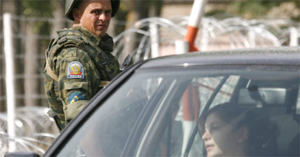 Российский военный на блокпосту в Каралети, неподалеку от Гори в центре Грузии (9 сентября 2008 г.)
(Photo : REUTERS/David Mdzinarishvili)