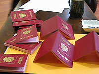 Российские паспорта, обнаруженные грузинскими полицейскими при задержании российского офицера. В МВД Грузии полагают, что они предназначались для грузинских граждан - жителей буферной зоны. Фото: Г.Аккерман/RFI