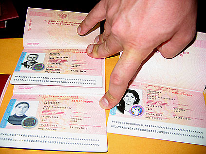 Российские паспорта с именами и фотографиями реально существующих лиц, граждан Грузии.Фото: Г.Аккерман/RFI