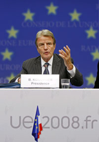 Бернар Кушнер на пресс-конференции в Брюсселе.Фото: REUTERS/Thierry Roge