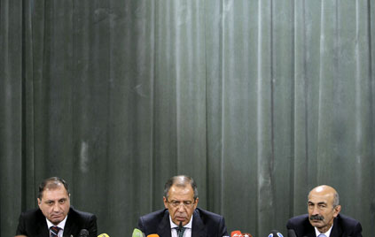 Министр иностранных дел России С.Лавров и его коллега из Южной Осетии Мурат Джиоев (справа) и Абхазии Сергей Шамба (слева) на пресс-конференции в Москве 9 сентября 2008 г.Фото: REUTERS/Denis Sinyakov