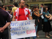 Манифестация в Тбилиси, плакат: "Русский газ пахнет грузинской кровью".Фото: Г.Аккерман/RFI
