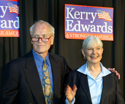 Пол Ньюман с женой Джоанн Вудвард на концерте в поддержку демократа Джона Керри 8 июля 2004 г. Актер был известен своими действиями в поддежку партии демократов США. Фото: REUTERS/Shannon Stapleton