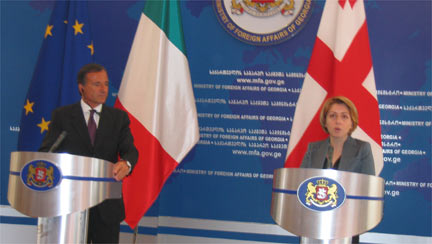 Министр иностранных дел Италии Франко Фраттини и министр иностранных дел Грузии Эка Ткешелашвили на совместной пресс-конференции в Тбилиси 3 сентября 2008 г.
(Photo : RFI/G.Akkerman)