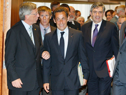 Премьер-министр Люксембурга Ж.-К. Юнкер, президент Франции Н. Саркози и премьер Великобритании Г. Браун в Брюсселе перед началом саммита 1 сентября. Фото: Reuters