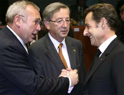 Канцлер Австрии Альфред Гузенбауэр (слева), премьер-министр Люксембурга Жан-Клод Юнкер (в центре) и президент Франции Николя Саркози на открытии европейского саммита в Брюсселе 15 октября 2008 г.
(Photo : REUTERS/Yves Herman)
