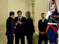 Президент Франции Николя Саркози, глава европейского Центробанка Жан-Клод Трише и глава Еврокомиссии Жозе Мануэл Баррозу в день экономического саммита в Елисейском дворце 4 октября 2008.REUTERS/Philippe Wojazer (FRANCE)