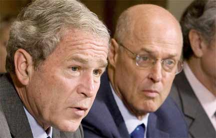 Президент США Джордж Буш и министр финансов США Генри Полсон на заседании американского правительства, посвященного экономическим вопросам 15 октября 2008 г.

