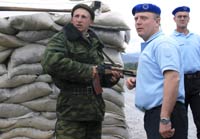 Европейские наблюдатели разговаривают с российским солдатом на блокпосту у грузинского поселка Набахтеви.REUTERS/Nodar Tskhvirashvili (GEORGIA)