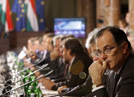 Глава Национального венгерского банка Ондраш Шимор на т.н. "Национальном саммите", созванной правительством конференции по борьбе с последствиями финансового кризиса в будапештской Академии наук 18 октября 2008 г.
(Photo : REUTERS/Laszlo Balogh)