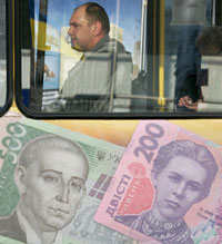 Украинские банкноты, реклама на автобусе в Киеве.Фото: REUTERS/Konstantin Chernichkin