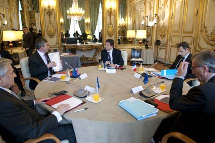Елисейский дворец, Париж, 12 октября 2008. (Слева направо: Жан-Клод Трише, Гордон Браун, Жозе Мануэл Баррозу, Николя Саркози и Жан-Клод Юнкер).REUTERS