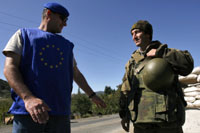 Участник наблюдательной миссии ЕС в Грузии разговаривает с российским военным, Набахтеви, 2 октября 2008.(REUTERS)