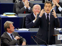 Французский президент Николя Саркози и министр иностранных дел Бернар Кушнер (слева) в Европарламенте 21 октября 2008 г. Фото: Reuters