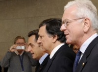Президент Франции Н.Саркози, глава еврокомиссии Ж.М.Баррозу и глава европарламента Ханс-Герт Поттеринг на встрече в Брюсселе 7 ноября.Фото: AFP