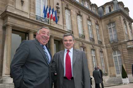Председатель Национального собрания Бернар Аккуайе (справа) и глава Сената Жерар Ларше (слева) в Елисейском дворце 6 ноября 2008