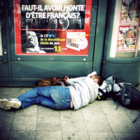 Франция.Город Лион. Спящий бездомный. Ежедневно в мире 50 тысяч человек погибает из-за нищеты. (Photo : AFP)