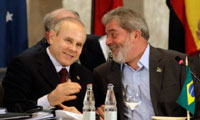 Президент Бразилии Лула да Силва (справа) со своим министром финансов Гвидо Мантегой. 8 ноября 2008 г.(Photo: Reuters).