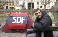 Инициатор движения "Дети Дон Кихота"  у одной из палаток, которые выдавались бездомным в ходе акции у канала Сен-Мартен в Париже. Декабрь 2006.(Photo : AFP)