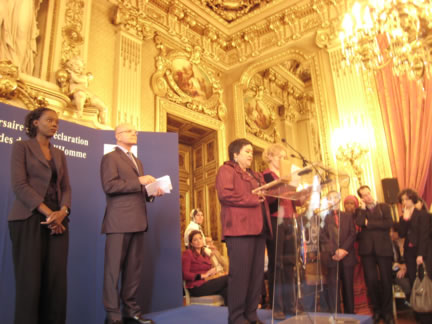 Мутабар Таджибаева на церемонии вручения премий за защиту прав человека в МИДе Франции.Фото: RFI/И.Домбровская