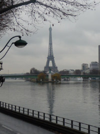 Вид на  Эйфелеву башню от моста МирабоН.Сарников/RFI
