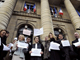 7 января 2009 г. Адвокаты протестуют у парижского Дворца правосудия против реформы следствия, объявленной президентом Франции Николя Саркози.
( Photo : Bertrand Guay/ RFI )