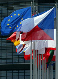 Флаг Чехии на первом плане, флаг ЕС и знамена государств-членов ЕС. Брюссель. (Photo:Reuters).