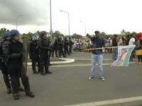 Гваделупа: противостояние жандармов и манифестантов продолжается. REUTERS/Gilles Petit (GUADELOUPE)