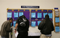 Безработные на бирже труда в США(Photo : AFP)