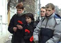 Возложение цветов к месту убийства А.Бабуровой и С.Маркелова 8 февраля 2009 г.
(Photo : Grani-TV)