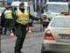 Полиция Мюнхена проверяет автомобили перед началом Международной конференции по безопасности, 6 февраля 2009.(REUTERS)