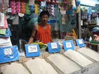 Продавец риса на Филиппинах. Цены на рис в этой стране возросли на 30% за два месяца.(Photo : S. Farcis/RFI)