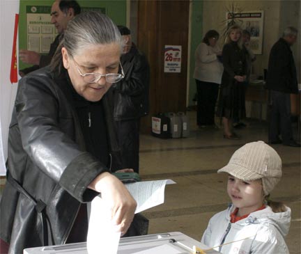 На избирательном участке в Сочи 26 апреля 2009 г.
(Photo : REUTERS/Oleg Kotlyarenko)