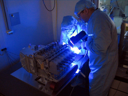 Проверка работы систем спутника Гершель в лаборатории Европейского космического агентства.  SRON