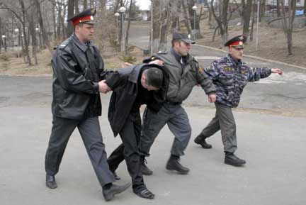 Задержание участника акции протеста против повышения таможенных пошлин на иномарки. Владивосток, 12 апреля 2009(Photo: REUTERS)