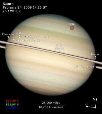 Увеличение изображения - Сатурн и его 4 спутника.NASA, ESA and the Hubble Heritage Team 