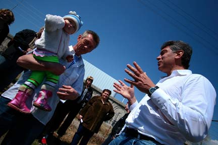 Апрель 2009 года. Кандидат на пост мэра Сочи Борис Немцов встречается с жителями города
(Photo : nemtsov.ru)