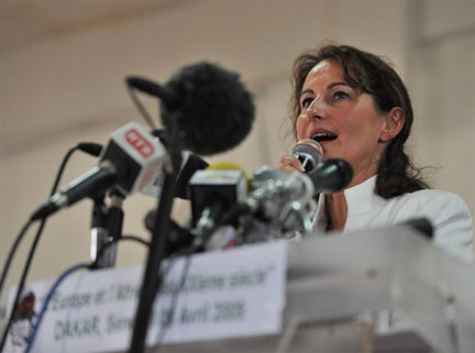 Сеголен Руаяль выступает перед активистами социалистической партии Сенегала.(Photo : AFP)