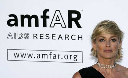 Сопрезидент американского фонда исследований СПИДа amfAR, актриса Шэрон Стоун на благотоворительном аукционе, прошедшем в рамках Каннского кинофестиваля 21 мая 2009(Photo: REUTERS)
