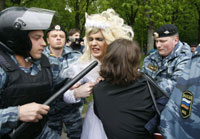 Задержание белорусского гей-активиста Юрия Козаченко в Москве.Фото: REUTERS/Denis Sinyakov 