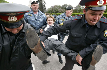 Задержание организатора акции Николая Алексеева.Фото: REUTERS/Denis Sinyakov 