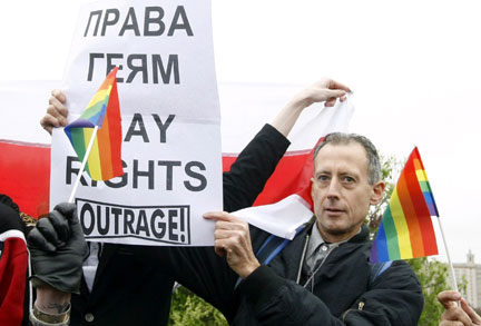 Британский правозащитник и гей-активист Питер Тэтчел на акции в Москве 16 мая.Фото: REUTERS/Denis Sinyakov 