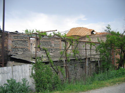 Разрушенный дом в Каралети(Photo: G.Ackerman/RFI)