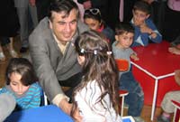 Президент М.Саакашвили с детьми на инаугурации детского сада в Каралети(Photo: G.Ackerman/RFI)