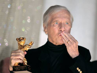 Морис Жарр с призом Золотой Медведь на 59-м Берлинском фестивале. Reuters