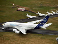 Двухпалубный Airbus A380 на стоянке перед показательными полетами в Ле-Бурже. 15 июня 2009юREUTERS/Pascal Rossignol