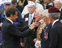Президент Н.Саркози вручает орден Почетного Легиона американскому ветерану Зэйну Склеммеру. Кольвиль-сюр-Мер, 6 июня 2009(Photo: REUTERS)