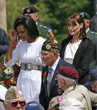 Первые леди США и Франции Мишель Обама и Карла Бруни-Саркози на встрече с ветеранами. Кольвиль-сюр-Мер, 6 июня 2009(Photo: REUTERS)